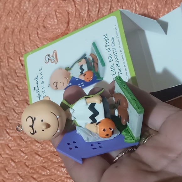 HALLMARK KEEPSAKE PEANUTS HALLOWEEN ORNAMENTS (2) - Picture 8 of 9